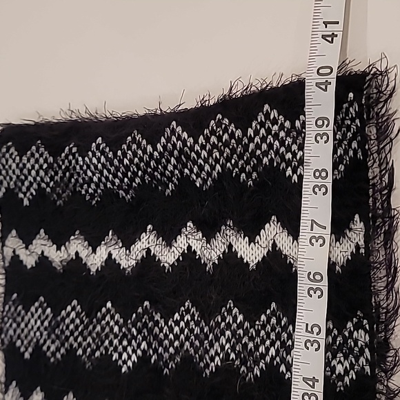 Infinity Fuzzy Knit Reversible Scarf Black White 40" - Picture 9 of 9